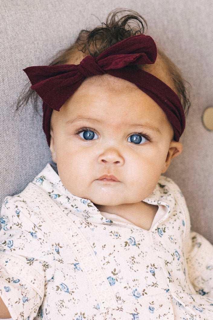 Aurra Baby Bow Headband in Burgundy | ROOLEE