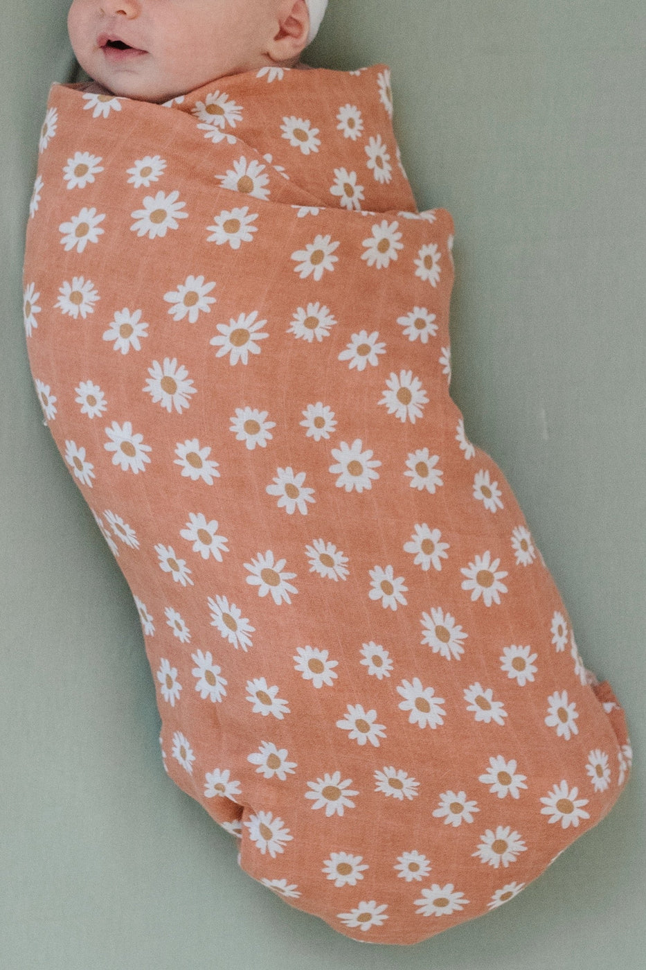 baby white daisy swaddle blanket | ROOLEE